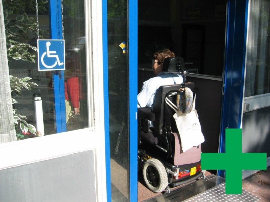 Rolstoeler bij toegankelijke ingang medische praktijk